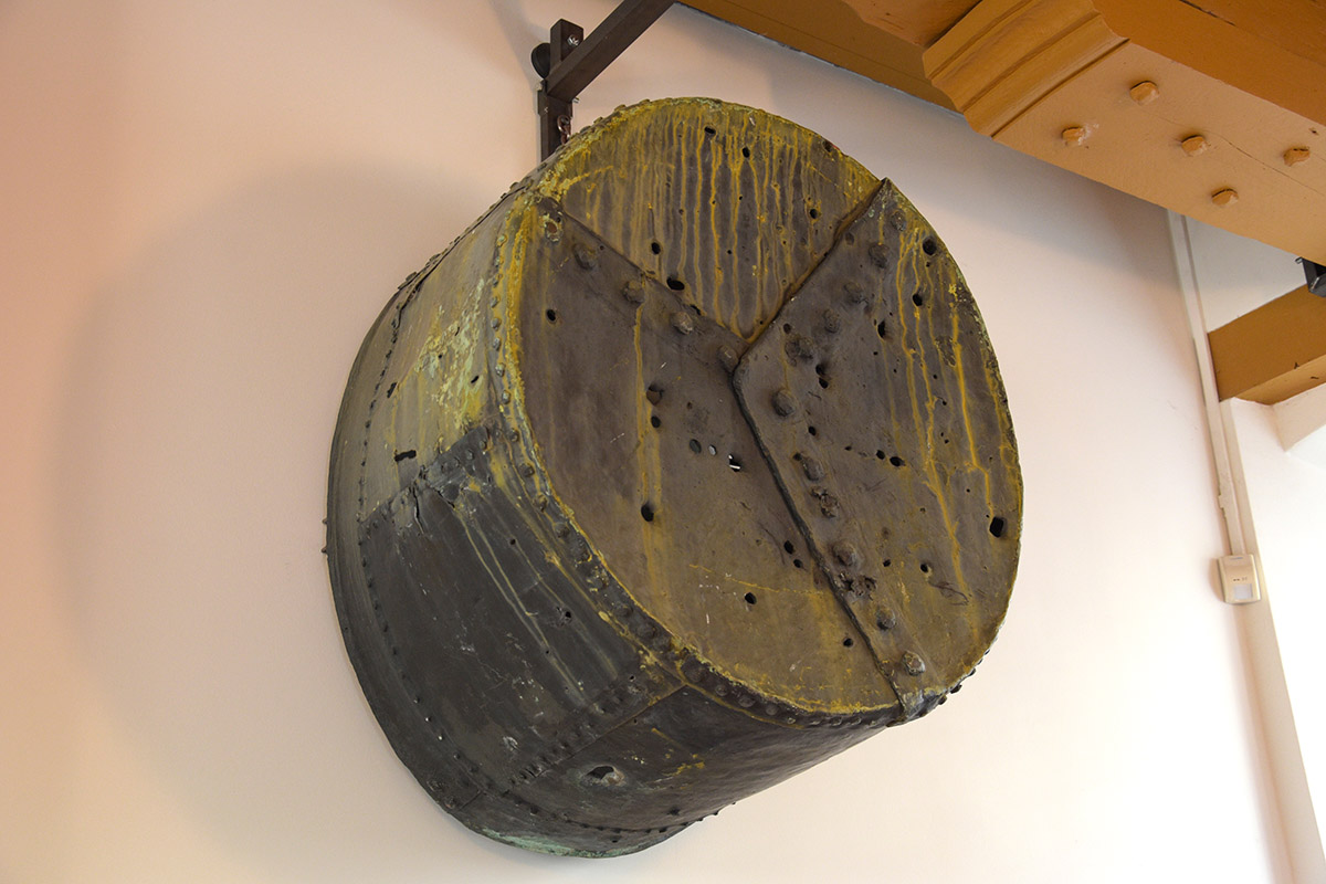 De originele ketel hangt veilig in de museumshop.